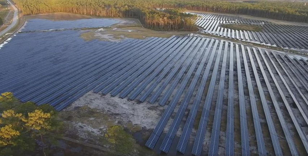 Pływająca farma słoneczna w bazie wojskowej Fort Bragg 