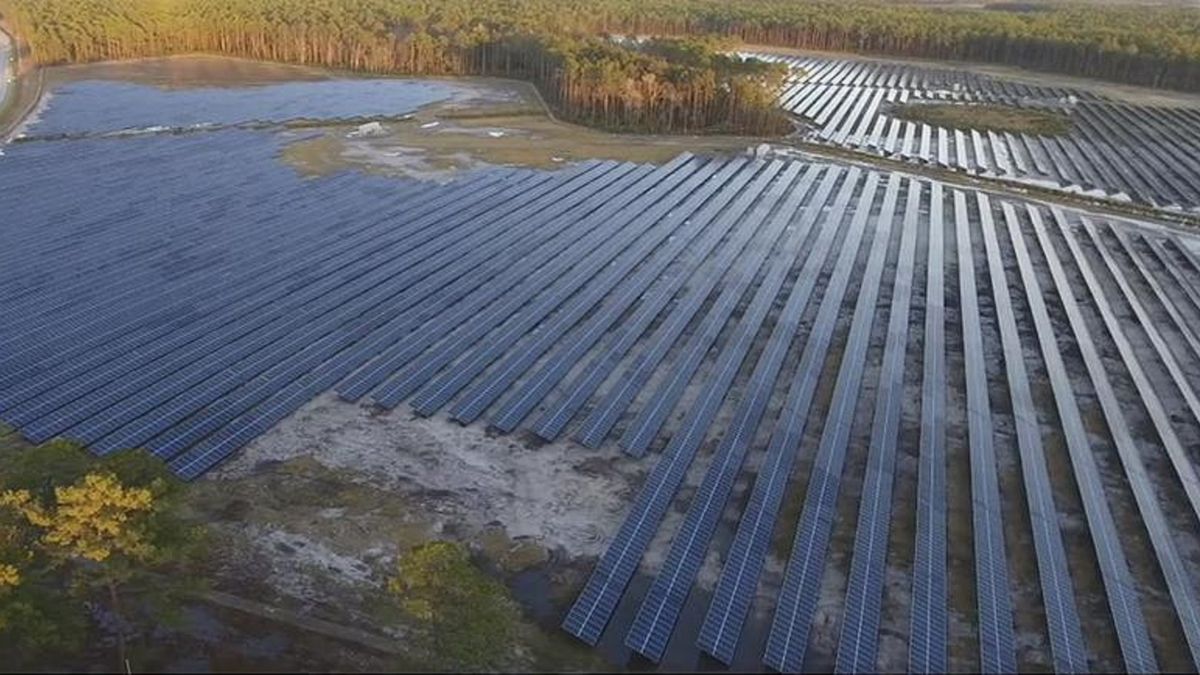 Pływająca farma słoneczna