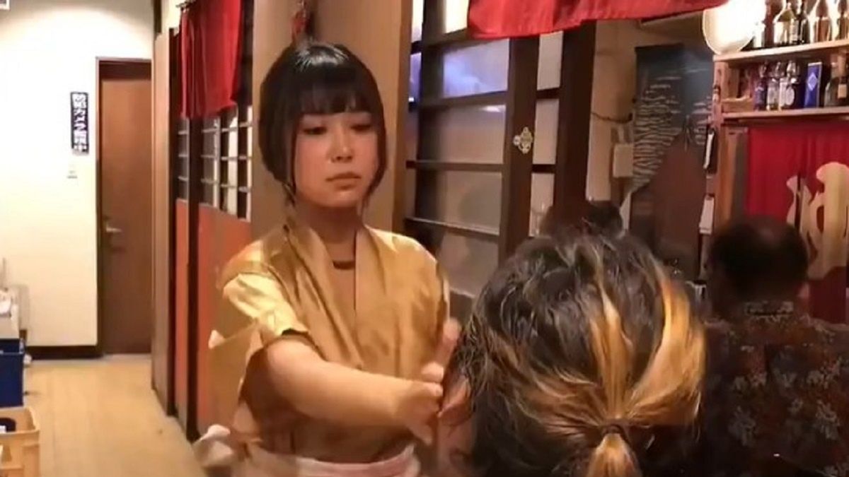 Policzkowanie klientów w Japonii.