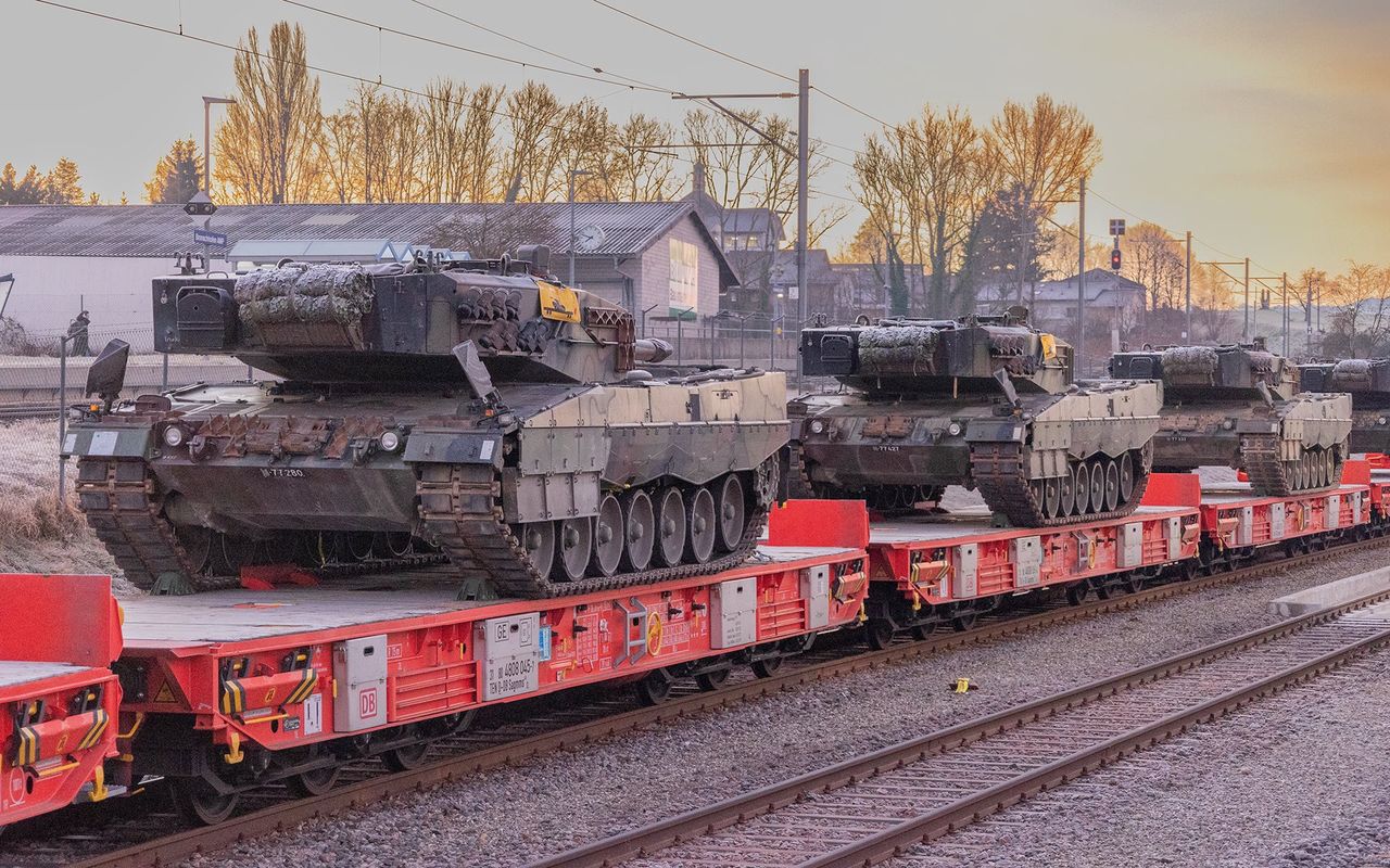 Swiss Leopard 2A4 for Germany in transport - illustrative photo