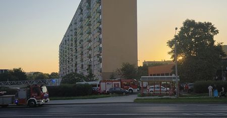 Zabarykadował się w mieszkaniu, grozi, że odbierze sobie życie. Policja, negocjatorzy i kontrterroryści w akcji