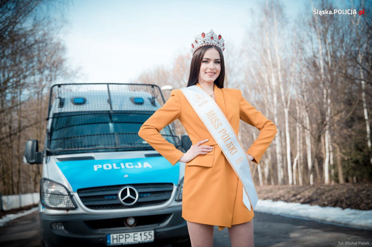 Miss Polski 2020 pozująca z radiowozem