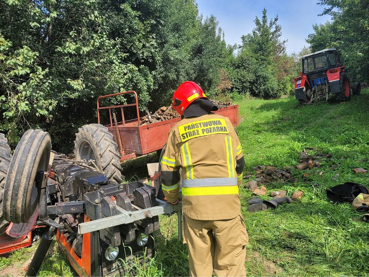 Groźny wypadek na polu. Mężczyzna został przygnieciony