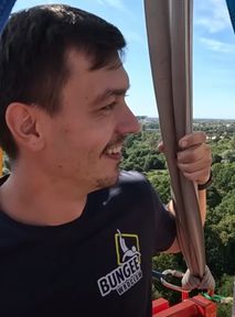 Skoczył na bungee w trumnie. Co go zachęciło?