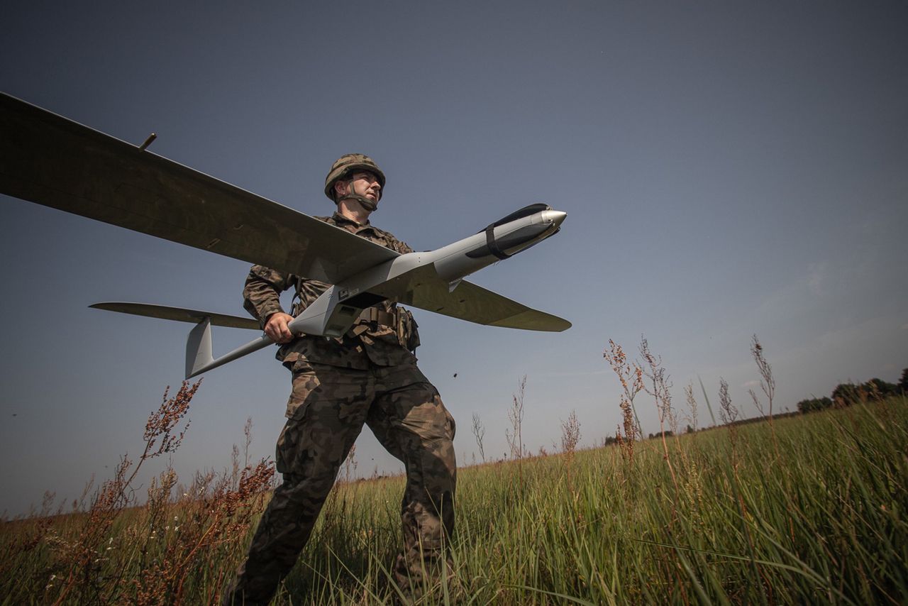 Dron FlyEye bez głowicy obserwacyjnej - na zdjęciu w rękach polskiego żołnierza