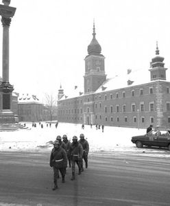 Stan wojenny. Tak wyglądały ulice Warszawy 35 lat temu [GALERIA]