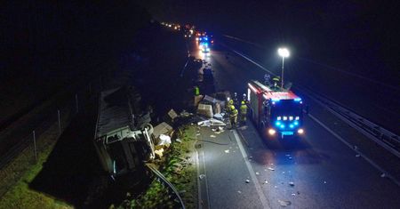 Sceny grozy na S3. Ciężarówka uderzyła w busa. Samochody wypadały z drogi