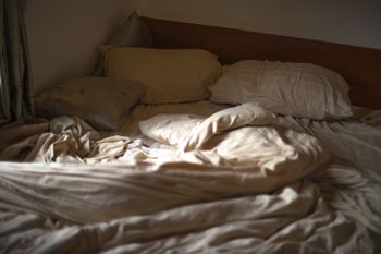 Śpisz na dwóch poduszkach? To błąd, który odbija się na zdrowiu