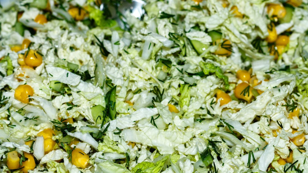 Do obiadu podaj surówkę z kapusty i ogórka małosolnego