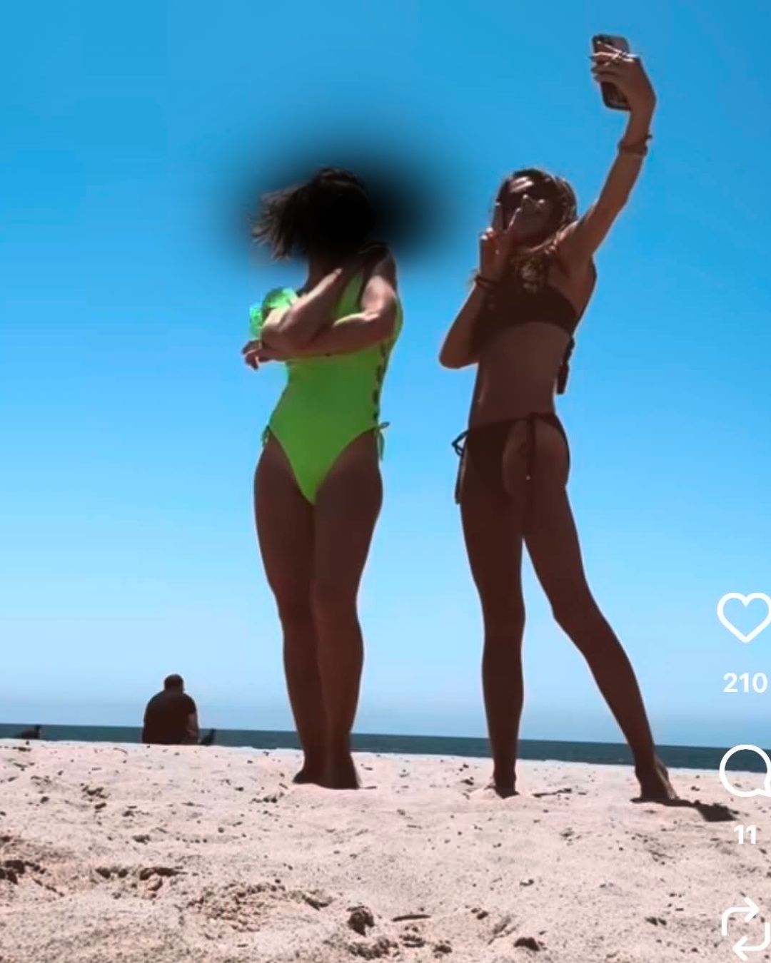Weronika Rosati w bikini pozuje na plaży