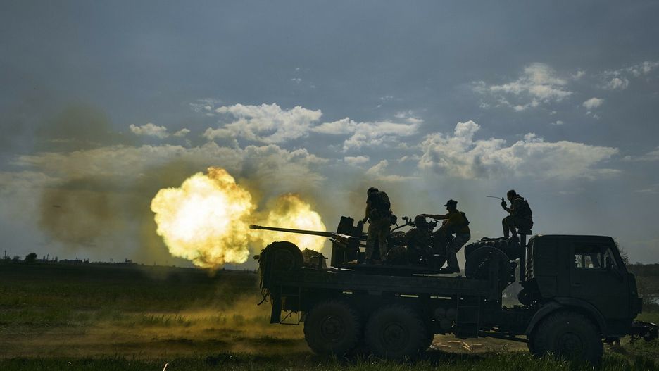 Wojna w Ukrainie - walki w obwodzie donieckim
Ukrainian soldiers fire a cannon near Bakhmut, an eastern city where fierce battles against Russian forces have been taking place, in the Donetsk region, Ukraine, Monday, May 15, 2023. (AP Photo/Libkos)
LIBKOS