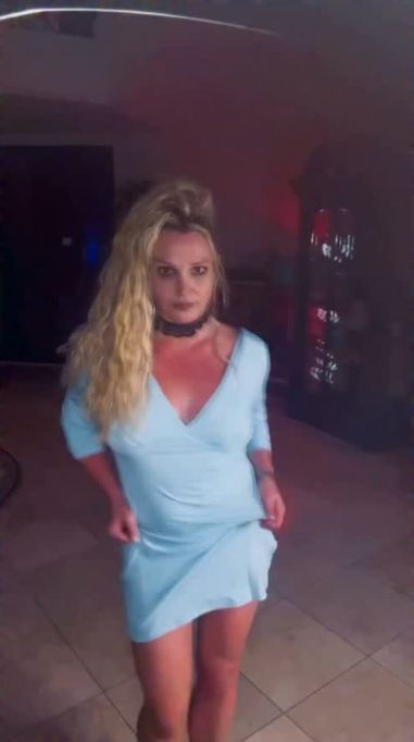 Britney Spears tańczy w niebieskiej sukience