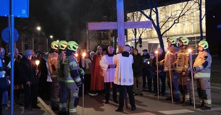 Ostróda: Tłumy na Drodze Krzyżowej, która przeszła ulicami miasta