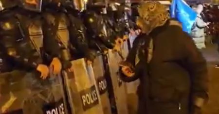 Protesty w Gruzji. Seniorka do sił specjalnych: "upokarzające"
