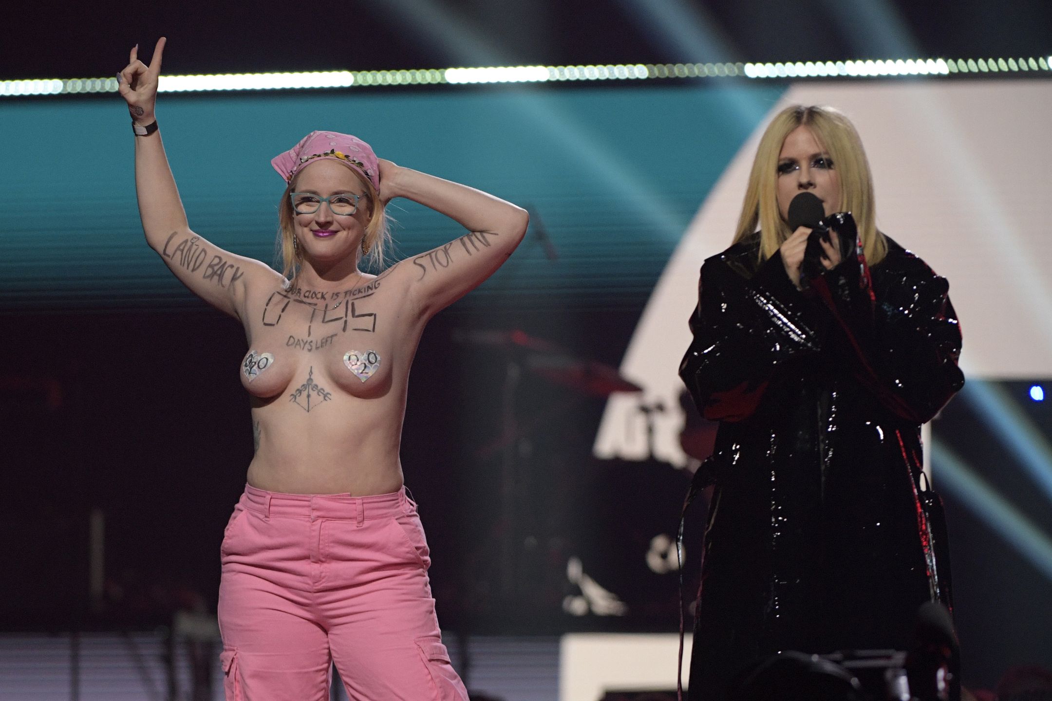 Półnaga aktywistka wtargnęła na scenę. Tak zareagowała Avril Lavigne