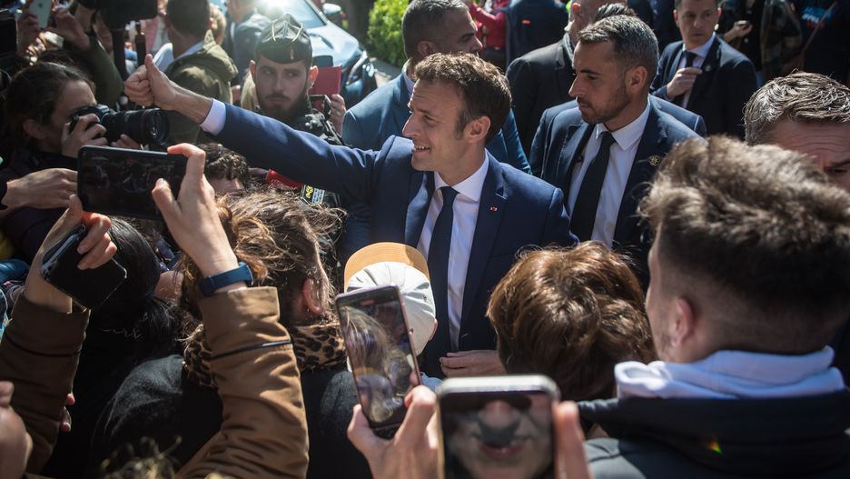 Macron votes in the second round of the French presidential electionsepa09906985 French President and candidate for re-election Emmanuel Macron (C) greets people before going to a polling station in the second round of the French presidential elections, in Le Touquet, France, 24 April 2022.  EPA/Christophe Petit Tesson Dostawca: PAP/EPA.Christophe Petit Tesson