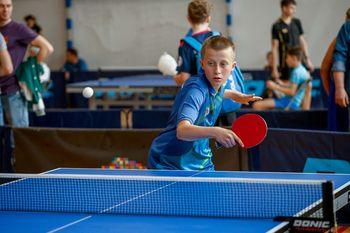 Tenis stołowy. Ponad 150 zawodników na turniejach UKS-u Fasty