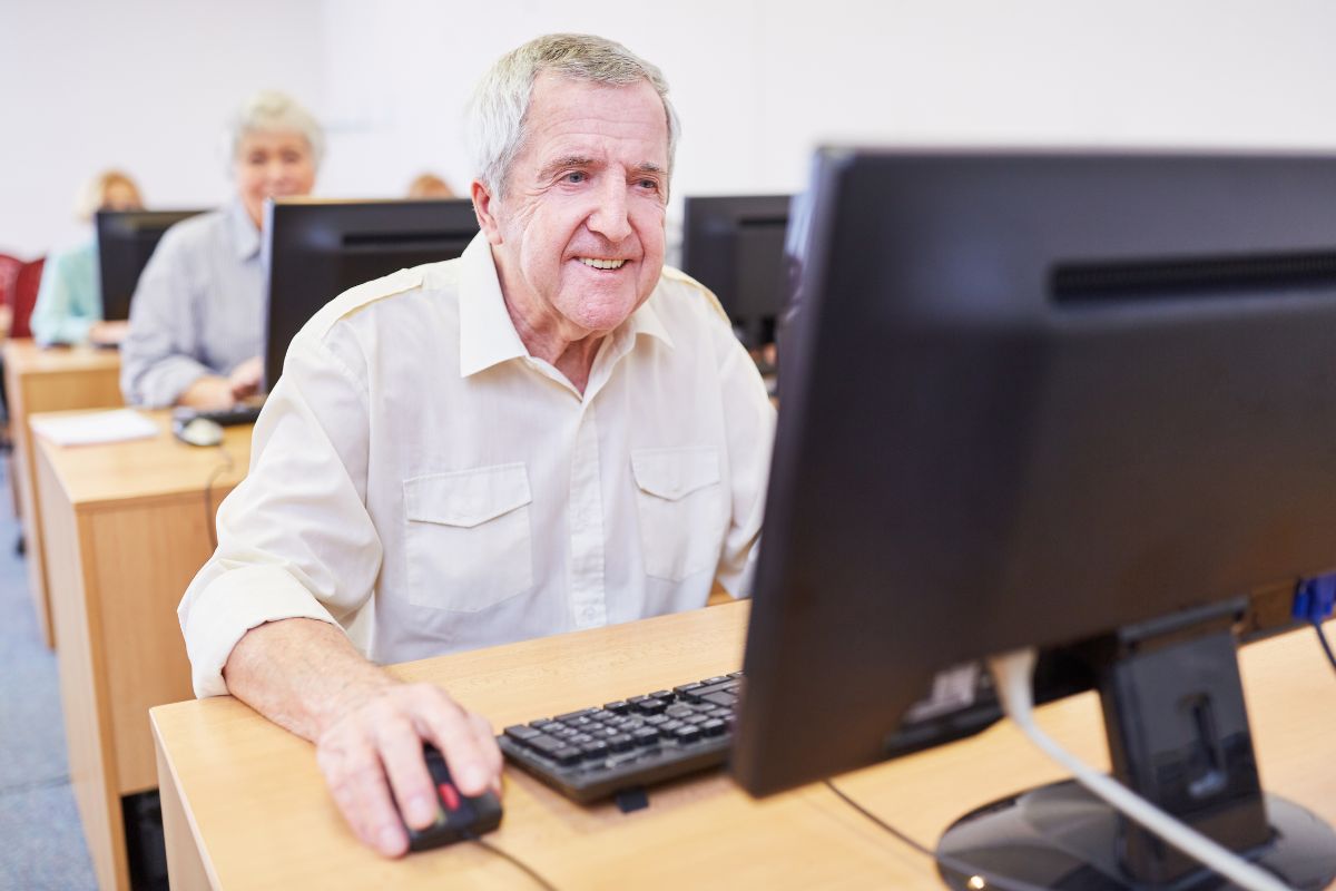 Podstawą cyberbezpieczeństwa dla seniorów jest edukacja.