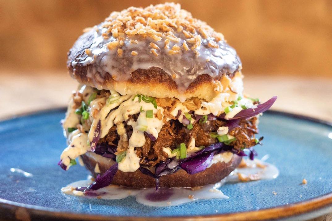 Pączek z szarpaną wieprzowiną i colesławem