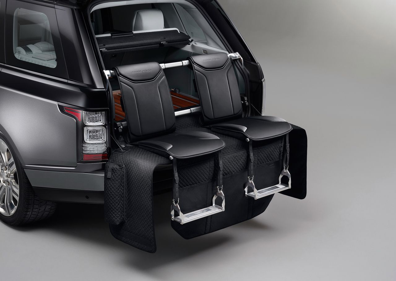 Chociaż Range Rover SVAutobiography jest już w standardzie bogato wyposażony, w katalogu nie brakuje licznych, nietypowych opcji. Należą do nich dodatkowe siedzenia zamontowane w bagażniku, z których można korzystać na postoju.