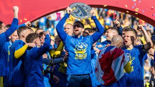 Korespondencyjny wyścig Arki Gdynia z Bruk-Betem Termaliką Nieciecza o mistrzostwo 1 Ligi