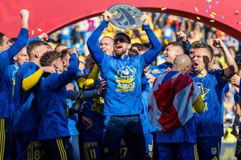 Korespondencyjny wyścig Arki Gdynia z Bruk-Betem Termaliką Nieciecza o mistrzostwo 1 Ligi