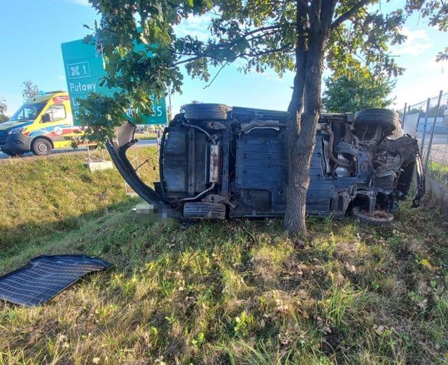 Zasnęła za kierownicą hondy, po chwili pojazd dachował (zdjęcia)