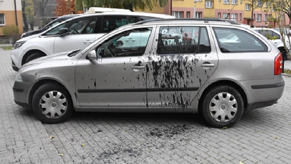 Zniszczone auto pod blokiem