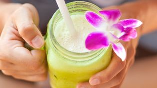 Zalej zimną wodą i zblenduj. Świetnie nawadnia i pomaga oczyszczać organizm z toksyn