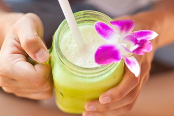 Zalej zimną wodą i zblenduj. Świetnie nawadnia i pomaga oczyszczać organizm z toksyn