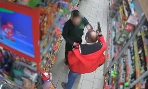 Wparował do Żabki. Trzymał broń. Nagle ruszył na sprzedawcę