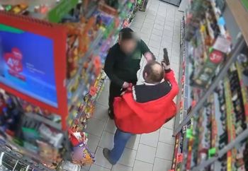 Wparował do Żabki. Trzymał broń. Nagle ruszył na sprzedawcę