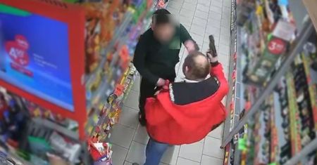 Wparował do Żabki. Trzymał broń. Nagle ruszył na sprzedawcę