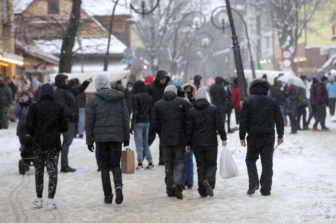 Zakopane. Imprezy z Krupówek przeniesione do... hoteli. Policja o kolejnych mandatach