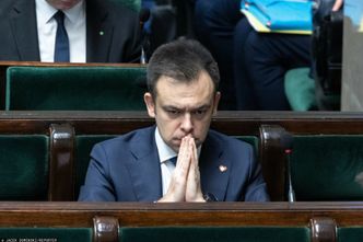 Ucieczka spod topora. Minister chwalony za decyzję, ale obawy rosną