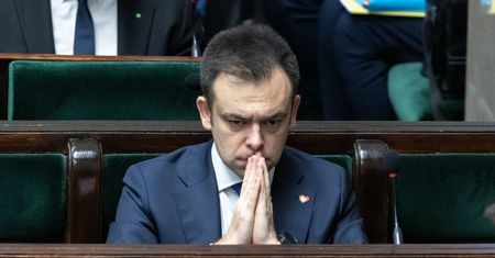Ucieczka spod topora. Minister chwalony za decyzję, ale obawy rosną