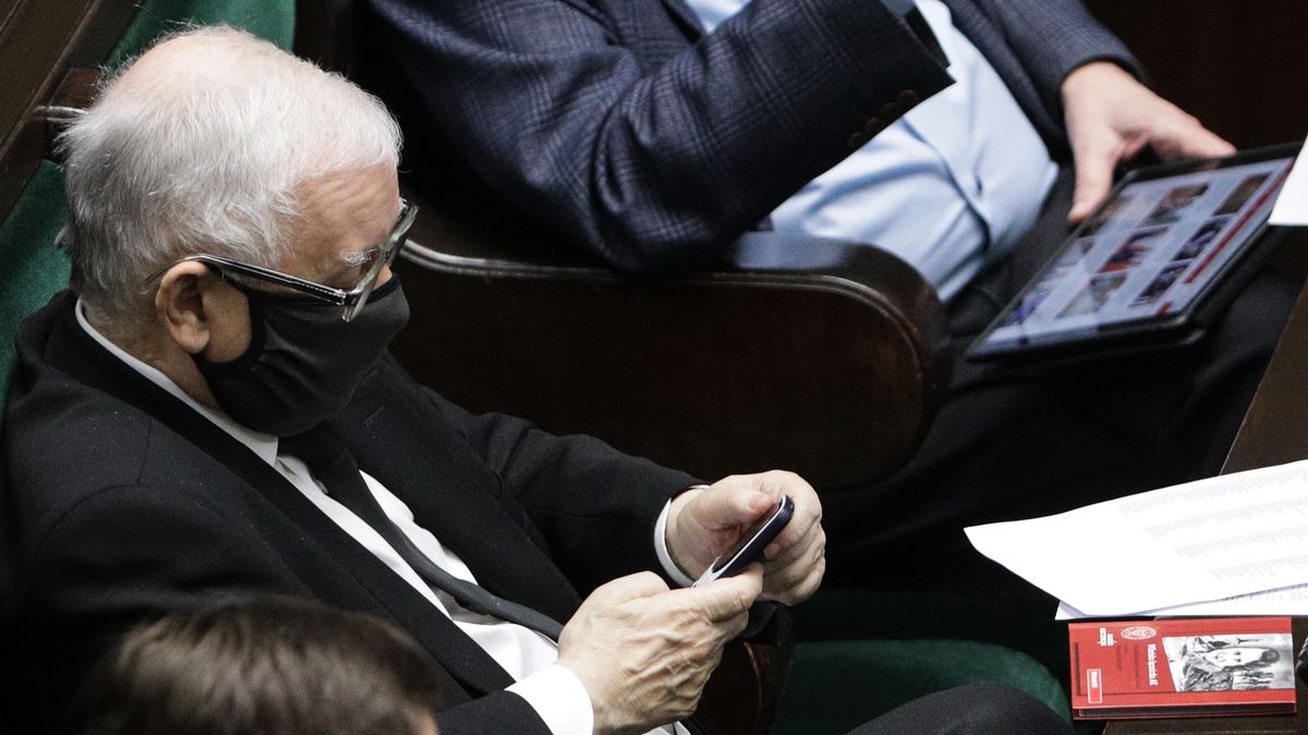 Jarosław Kaczyński poleca swój telefon. Jakiego modelu używa? 1