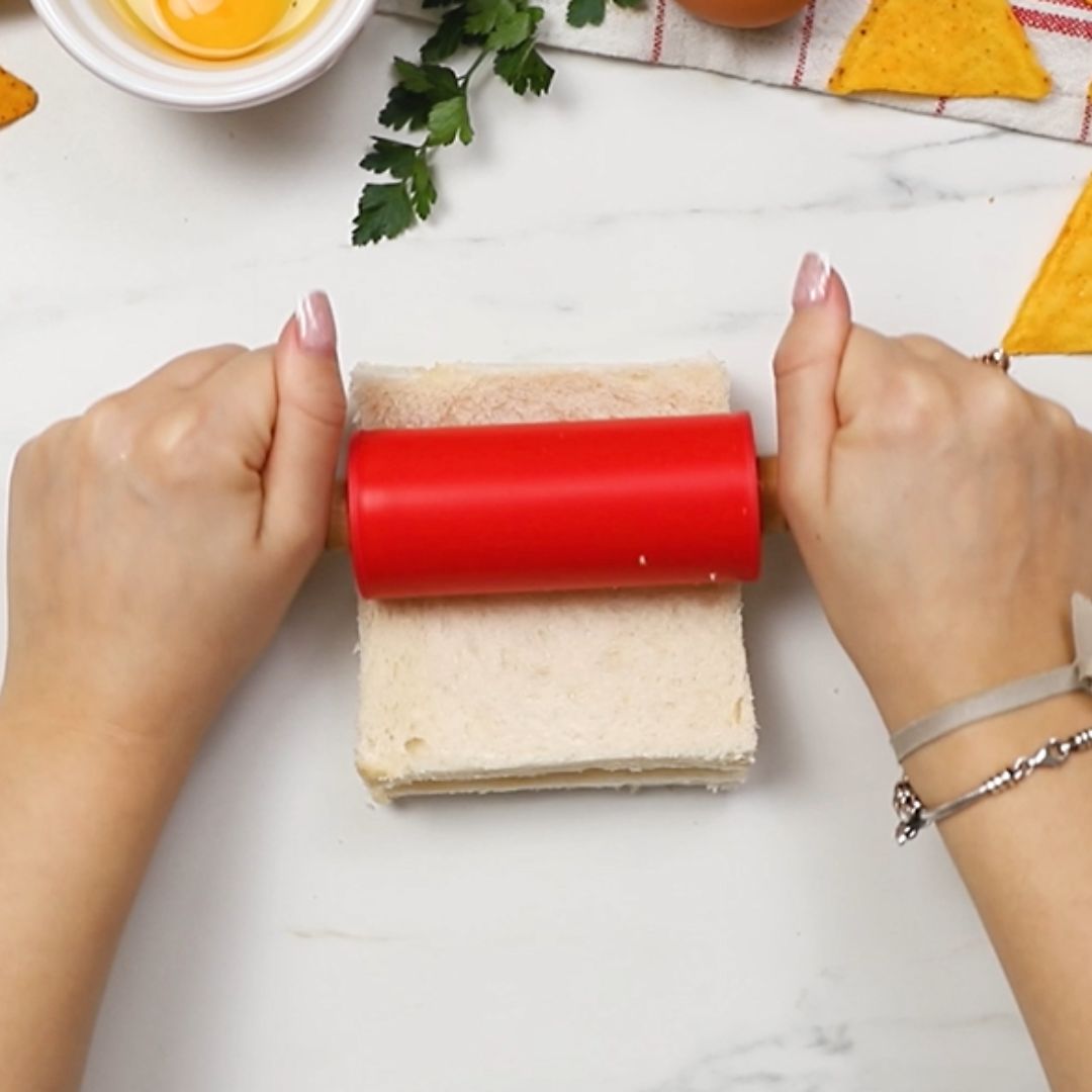 Każdą kromkę rozwałkowuję na cienki placek