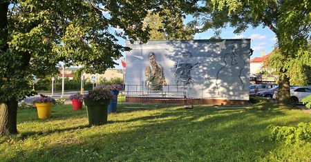 Mural ku pamięci majora Macieja "Slaba" Krakowiana w Gostyninie jest już na finiszu. Widać coraz więcej szczegółów!