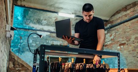 45-latka straciła 430 tys. zł inwestując w kryptowaluty