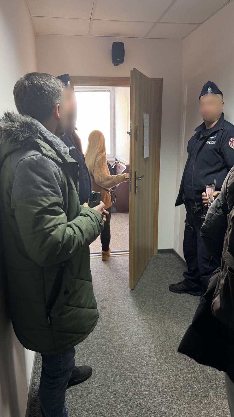 Mama Joanny Opozdy wchodzi na salę rozpraw