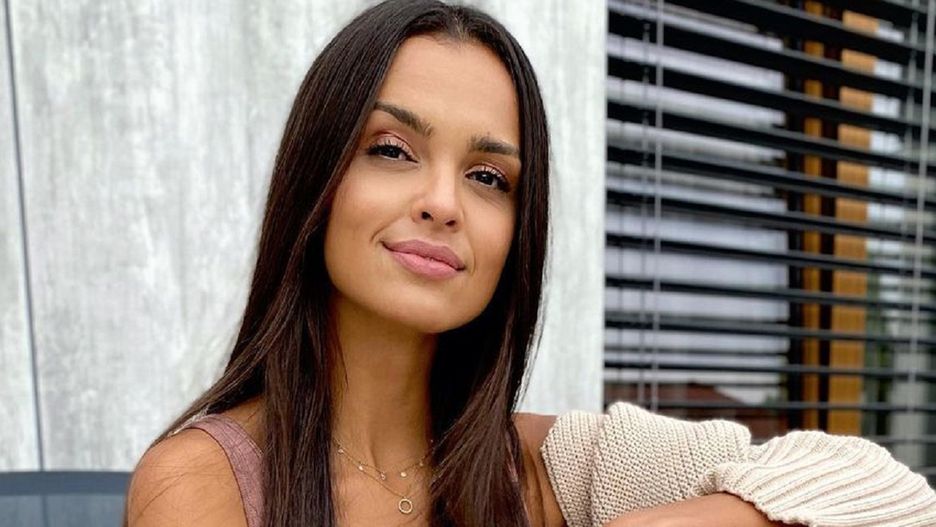 Klaudia El Dursi pokazała nową technikę wiązania strojów kąpielowych