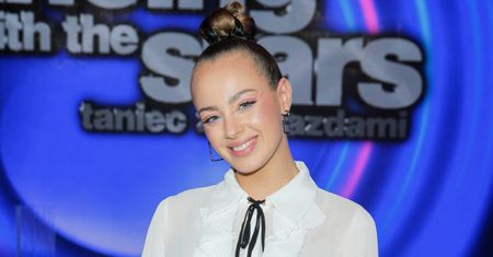 Landrynkowa Wiktoria Gąsiewska wdzięczy się w różowej, lateksowej mini na planie "Tańca z gwiazdami" (ZDJĘCIA)