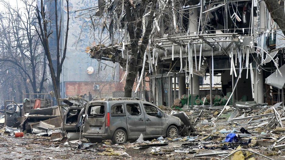 Wojna w Ukrainie - bitwa o Chark�wTOPSHOT - A view of damaged building after the shelling is said by Russian forces in Ukraine's second-biggest city of Kharkiv on March 3, 2022. - Ukraine and Russia agreed to create humanitarian corridors to evacuate civilians on March 3, in a second round of talks since Moscow invaded last week, negotiators on both sides said. (Photo by Sergey BOBOK / AFP)SERGEY BOBOK