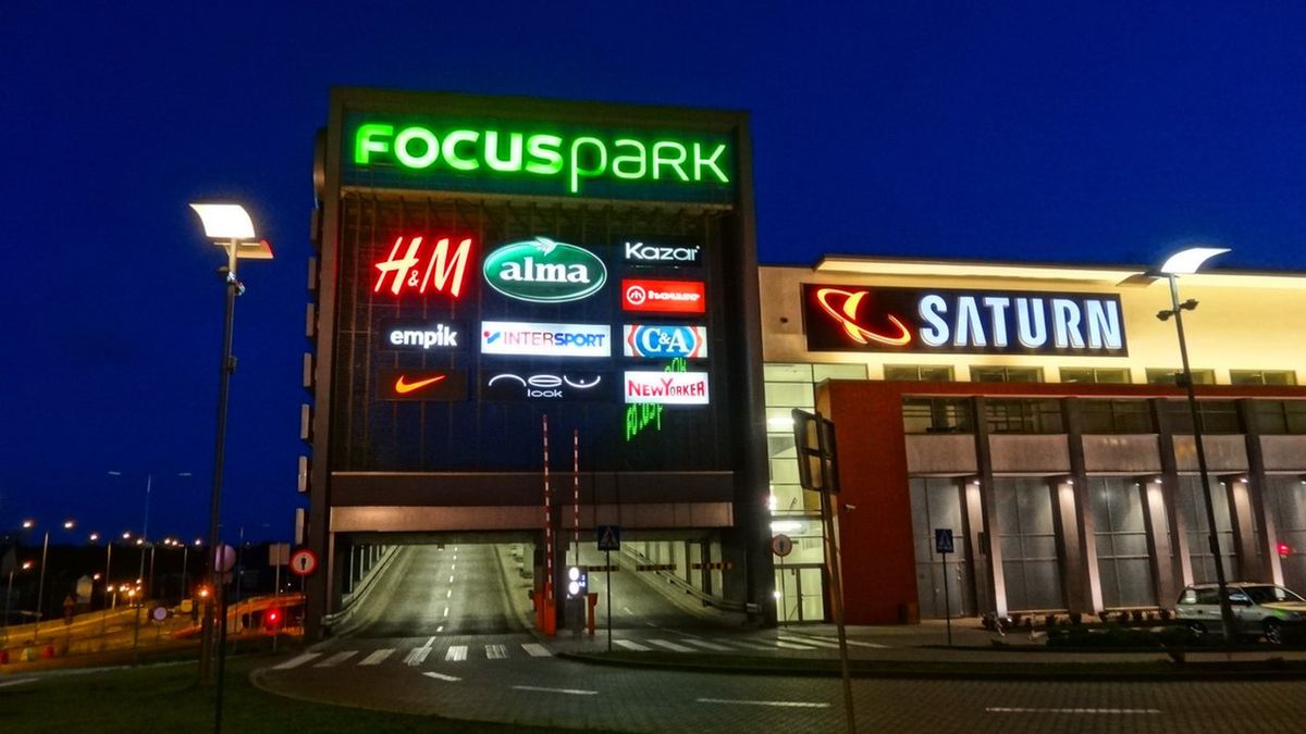 Nastolatek ugodzony nożem w galerii handlowej