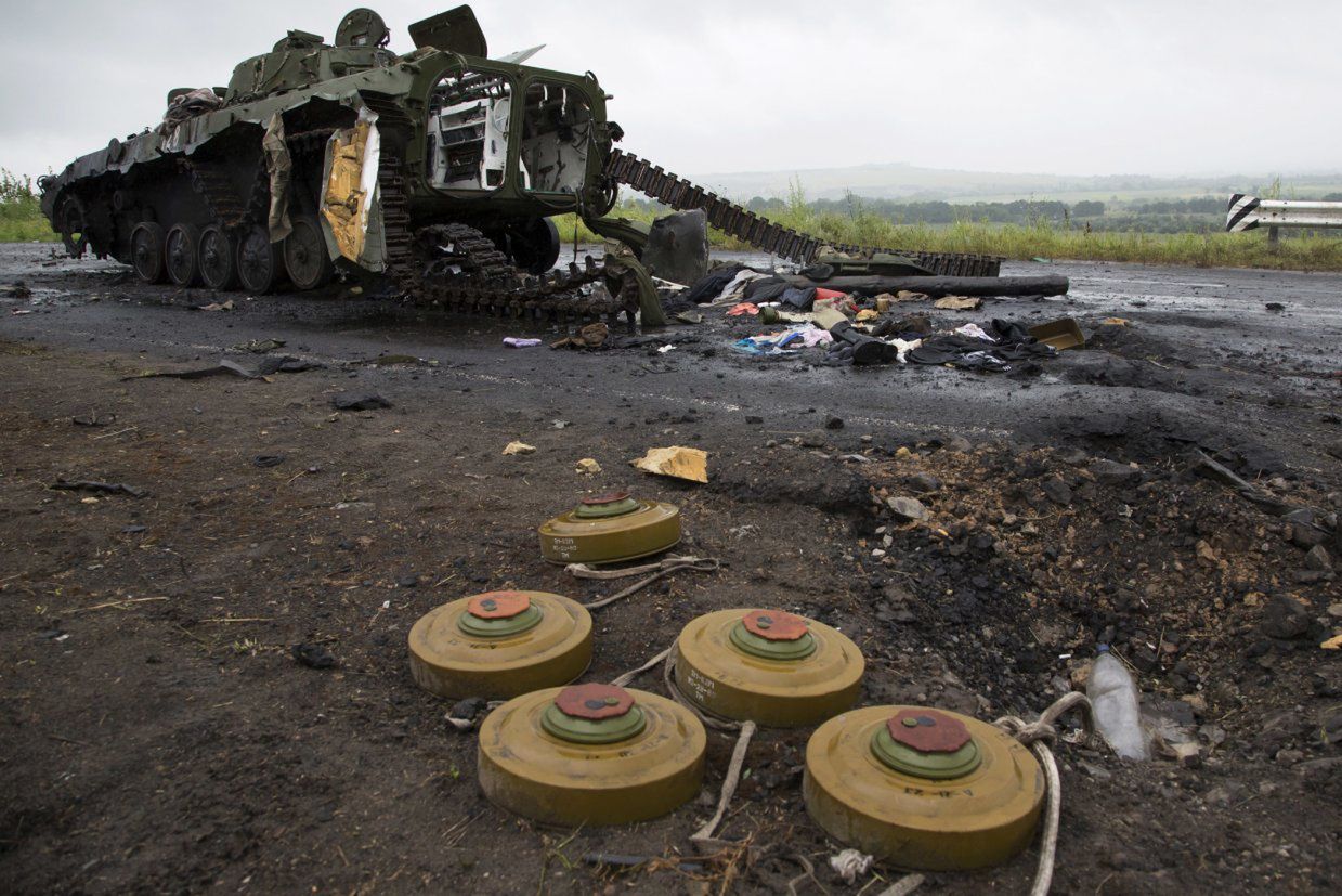 Miny w pobliżu wraku czołgu, we wschodniej Ukrainie