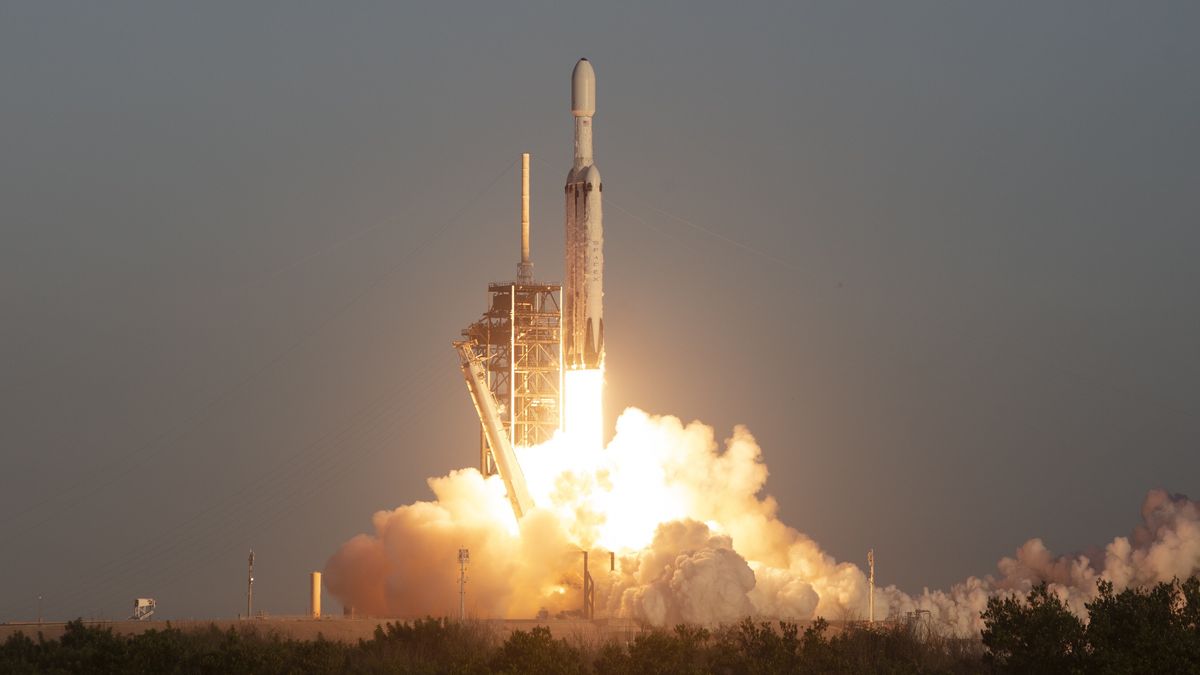 A handout picture made available by the National Aeronautics and Space Administration (NASA) shows a SpaceX Falcon Heavy rocket launching with NASA's Nancy Grace Roman Space Telescope (NGRST) onboard from Launch Complex 39A at the Kennedy Space Center (KSC), Florida, USA, 30 August 2026. Roman will investigate dark energy and dark matter, conduct a statistical census of planetary systems, and enable a broad range of additional astrophysics research. EPA/NASA/JOEL KOWSKY HANDOUT -- MANDATORY CREDIT: NASA/JOEL KOWSKY -- HANDOUT EDITORIAL USE ONLY/NO SALES Dostawca: PAP/EPA.