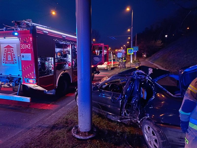 BMW roztrzaskało się na słupie na ul. Nadbystrzyckiej