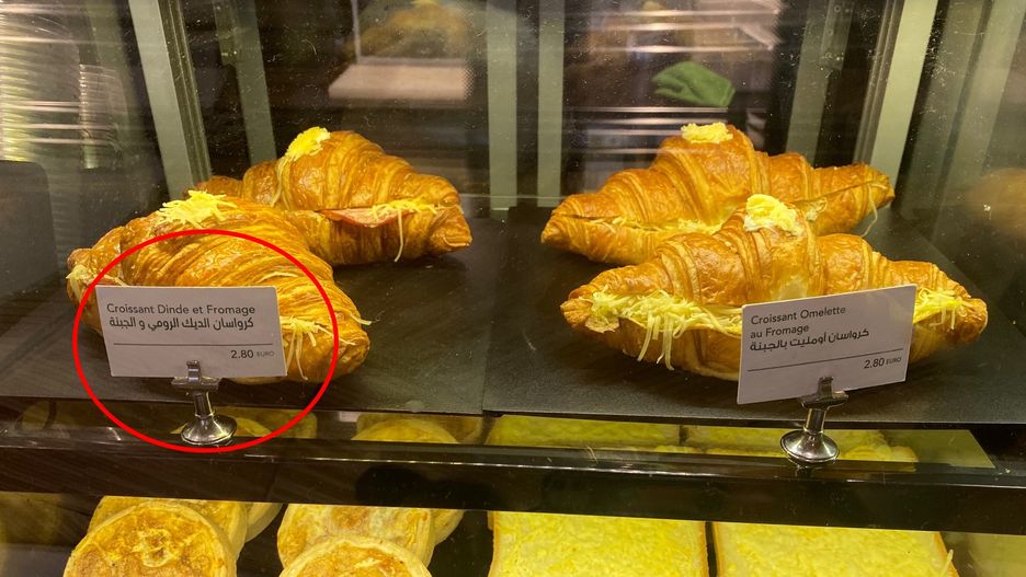 Croissant z szynką i serem w pzeliczeniu na złotówki kosztuje ok. 12 zł 