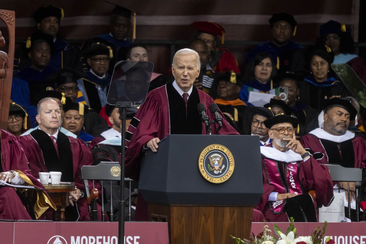 Biden przemawiał do studentów. Odwrócili się do niego plecami